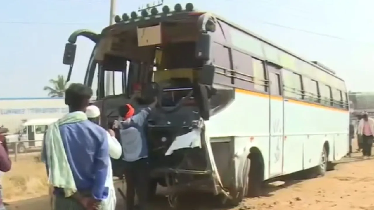 ಚಿತ್ರದುರ್ಗ ಅಪಘಾತದ ವೇಳೆ ತಪ್ಪಿತು ಮತ್ತೊಂದು ಬಸ್‌ ದುರಂತ; ಪವಾಡ ರೀತಿಯಲ್ಲಿ 43 ಶಾಲಾ ಮಕ್ಕಳು ಪಾರು!