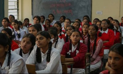 ಕೈಗಳನ್ನು ಬ್ಲೇಡ್‌ನಿಂದ ಗಾಯಗೊಳಿಸಿದ ಶಾಲಾ ವಿದ್ಯಾರ್ಥಿಗಳು