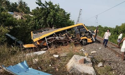 ಶಾಲಾ ವಾಹನ-ರೈಲು ಭೀಕರ ಅಪಘಾತ; ಇಬ್ಬರು ಸ್ಥಳದಲ್ಲಿಯೇ ಸಾವು