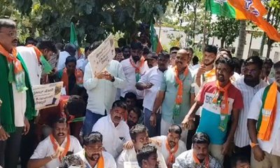 ಮತ ಕಳ್ಳತನ ವಿರುದ್ಧ ಕಾಂಗ್ರೆಸ್ ಕಚೇರಿಗೆ ಮುತ್ತಿಗೆ ಹಾಕಿ ಪ್ರತಿಭಟನೆ