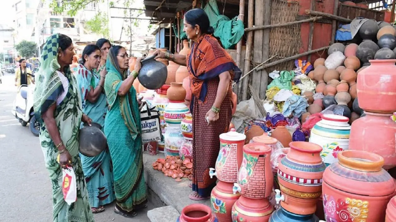 Huge demand for Pots: ನಗರದಲ್ಲಿ ಮಡಿಕೆಗಳಿಗೆ ಭಾರಿ ಬೇಡಿಕೆ