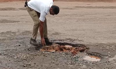 ಟ್ರಾಫಿಕ್ ತಡೆಯಲು ಹೊಂಡ ಮುಚ್ಚಿದ ಟ್ರಾಫಿಕ್ ಪೊಲೀಸ್ ಸಿಬ್ಬಂದಿ