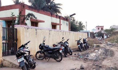 ಚರಂಡಿ ನೀರಿನಿಂದ ಆವೃತವಾಗಿರುವ ರಸ್ತೆ, ಗ್ರಾಮಸ್ಥರ ಆಕ್ರೋಶ