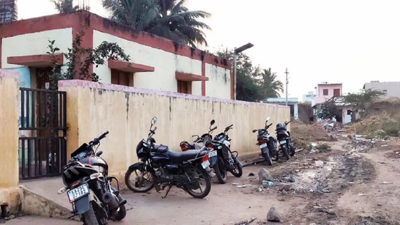 ಚರಂಡಿ ನೀರಿನಿಂದ ಆವೃತವಾಗಿರುವ ರಸ್ತೆ, ಗ್ರಾಮಸ್ಥರ ಆಕ್ರೋಶ