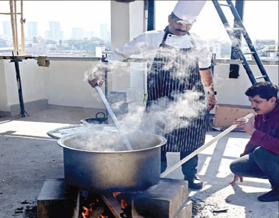 Demand for Firewood: ಸಿಗದ ಸಿಲಿಂಡರ್; ಸೌದೆಗೆ ಹೆಚ್ಚಿದ ಬೇಡಿಕೆ