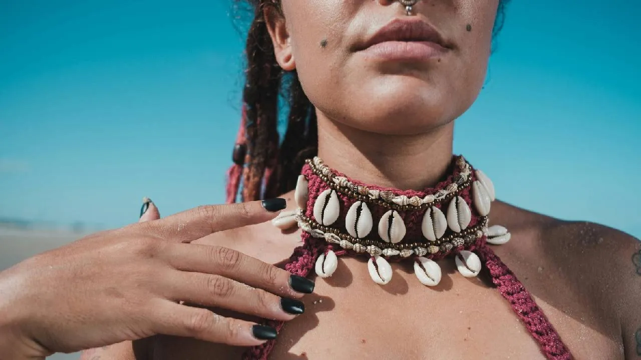 Season Fashion 2025: ಟ್ರೆಂಡಿಯಾದ ಟ್ರೈಬಲ್ ಲುಕ್ ನೀಡುವ ಕವಡೆ ಆಕ್ಸೆಸರೀಸ್ - Image 1