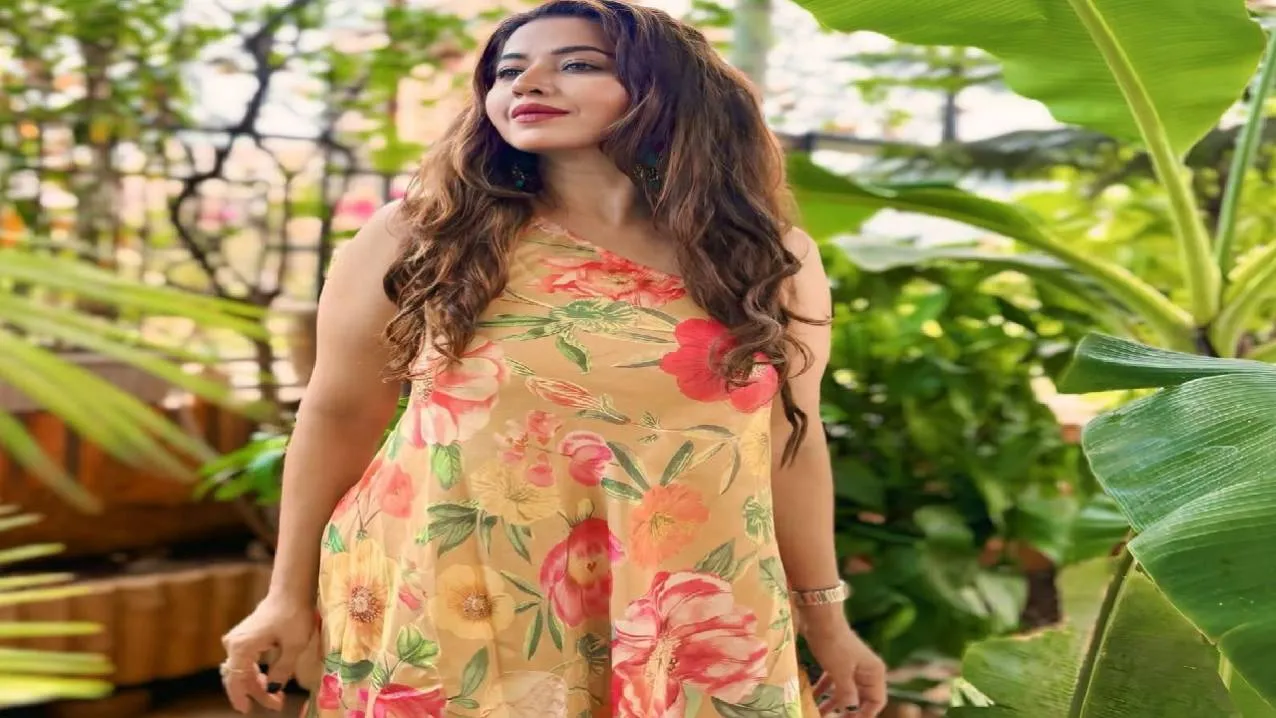 Season Fashion 2026: ಸೀಸನ್‌ನಲ್ಲಿ ಹೆಚ್ಚಾಯ್ತು ಫ್ಲೇರ್ಡ್ ಫ್ಲೋರಲ್‌ ಡ್ರೆಸ್ ಕಾರುಬಾರು! - Image 5