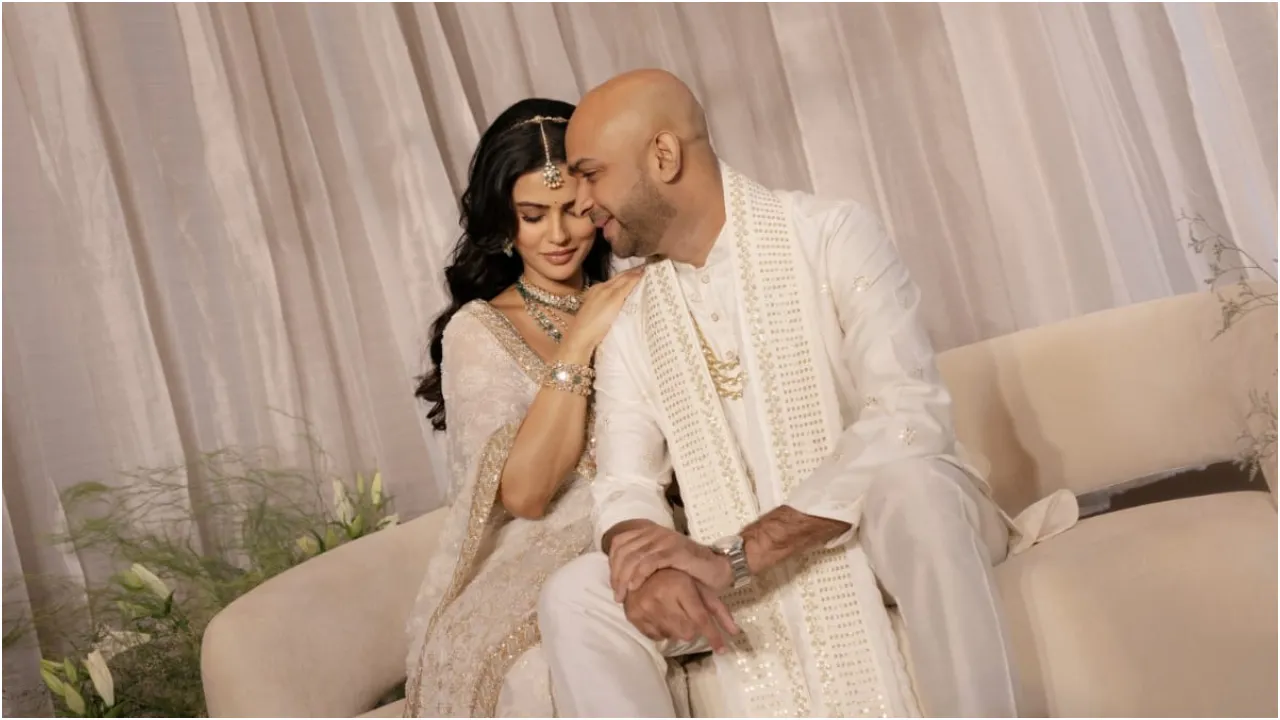 ತಮಿಳು ನಿರ್ಮಾಪಕ ಸುಧನ್ ಸುಂದರಂ ಜೊತೆ ನಿಶ್ಚಿತಾರ್ಥ ಶರ್ಮಿಳಾ ಮಾಂಡ್ರೆ; ಇಲ್ಲಿವೆ ಈ ಜೋಡಿಯ ಎಂಗೇಜ್‌ಮೆಂಟ್‌ ಫೋಟೋಗಳು - Image 2
