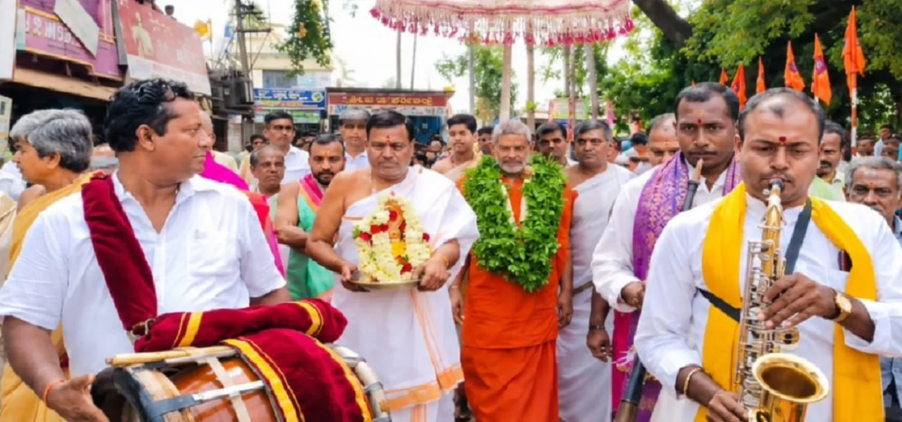 Shidlaghatta News: ನಗರದಲ್ಲಿ ಪೇಜಾವರ ಶ್ರೀಗಳ ಸಂಚಾರ; ಮನೆ ಮನೆಗೆ ಪಾದಪೂಜೆ, ಭಕ್ತರಿಗೆ ಆಶೀರ್ವಾದ