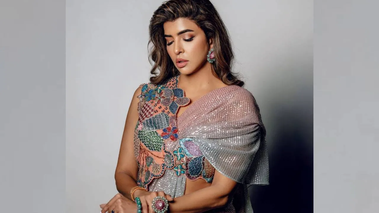 Star Saree Fashion 2025: ಶಿಮ್ಮರ್‌ ಸೀರೆಯಲ್ಲಿ ಮಿಂಚಿದ ನಟಿ ಲಕ್ಷ್ಮಿ ಮಂಚು - Image 4