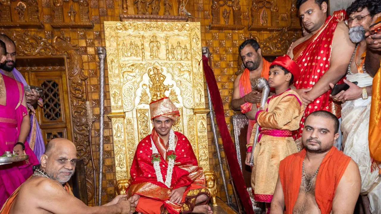 ಪರ್ಯಾಯ ಮಹೋತ್ಸವದಲ್ಲಿ ಮಿಂದೆದ್ದ ಉಡುಪಿ; ಸರ್ವಜ್ಞ ಪೀಠ ಏರಿದ ಶ್ರೀ ವೇದವರ್ಧನ ತೀರ್ಥರು - Image 2