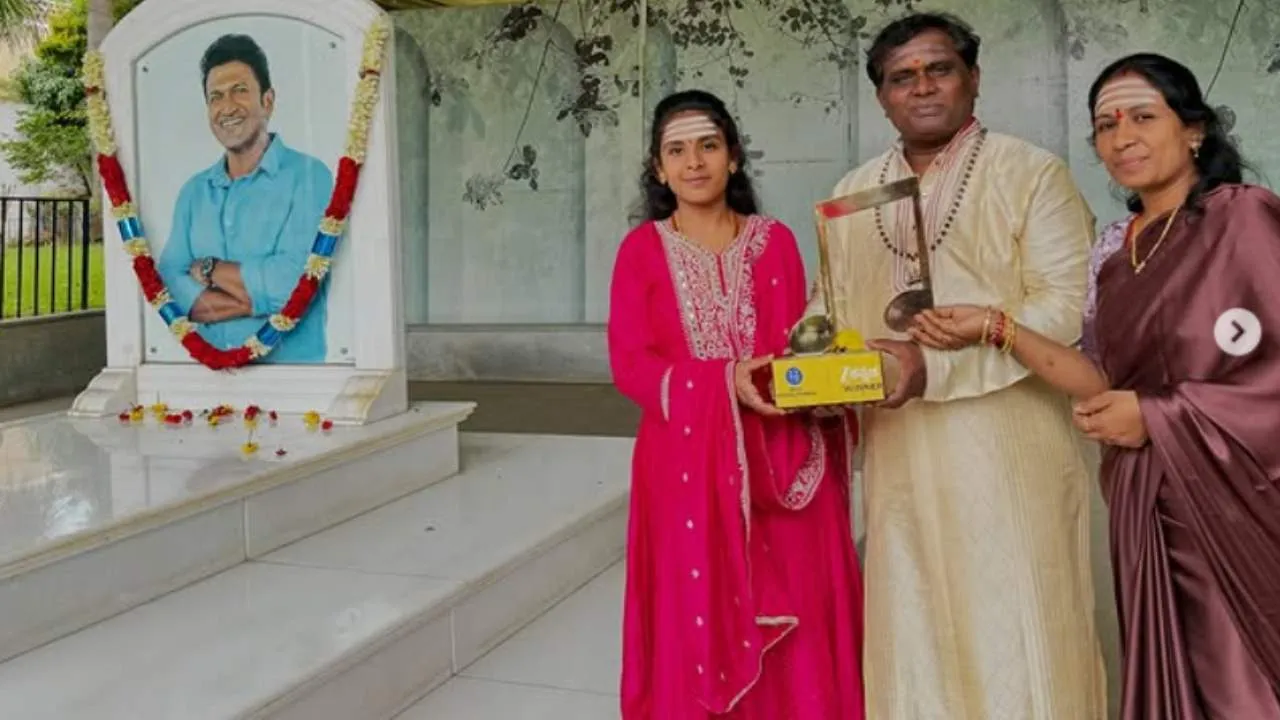 Sarigamapa: ಅಪ್ಪು ಸಮಾಧಿ ಮೇಲೆ ಟ್ರೋಫಿ ಇಟ್ಟು ಆಶೀರ್ವಾದ ಪಡೆದ ಸರಿಗಮಪ ವಿನ್ನರ್ ಶಿವಾನಿ ಸ್ವಾಮಿ - Image 1