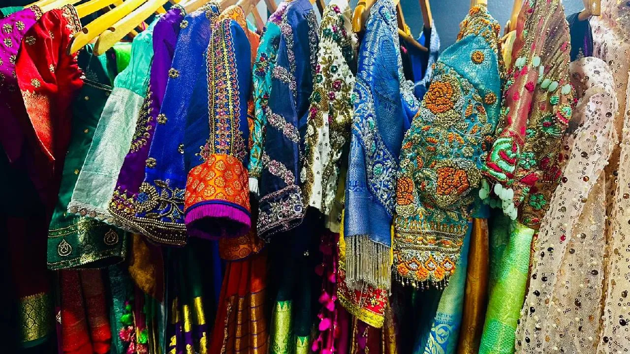 Shravana Fashion 2025: ಶ್ರಾವಣ ಸಂಭ್ರಮಕ್ಕೆ ಎಂಟ್ರಿ ಕೊಟ್ಟ ಅತ್ಯಾಕರ್ಷಕ ಎಥ್ನಿಕ್‌ವೇರ್ಸ್ - Image 1