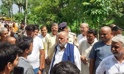 ಬಿಹಾರ ಸಿಎಂ ತವರಲ್ಲಿ ಸಚಿವ, ಶಾಸಕನನ್ನು ಅಟ್ಟಾಡಿಸಿದ ಗ್ರಾಮಸ್ಥರು