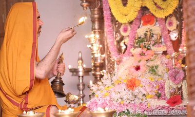 ಮಹಾತ್ಮರಿಗೆ ಸಮರ್ಪಿಸಿದ್ದು ಹತ್ತಾಗಿ ಮರಳುತ್ತದೆ: ರಾಘವೇಶ್ವರ ಶ್ರೀ