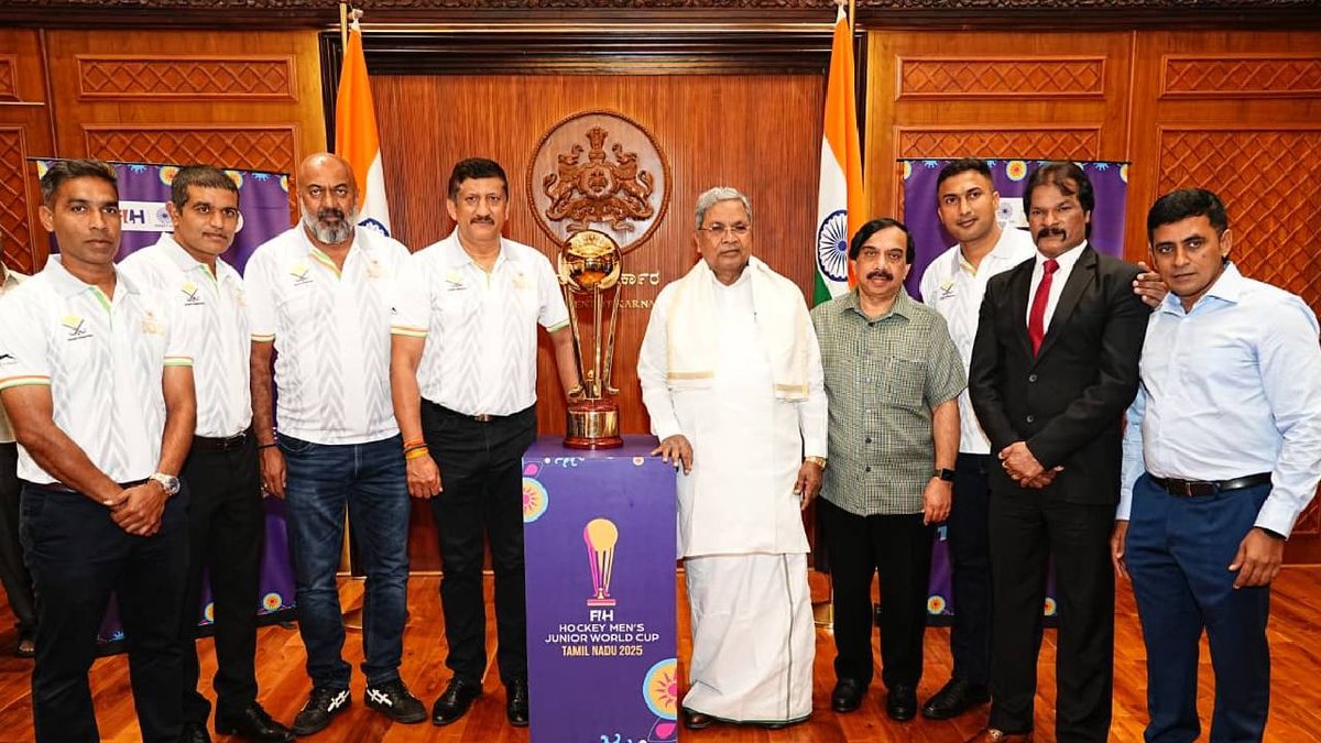 Siddaramaiah with Hockey Men’s Junior World Cup