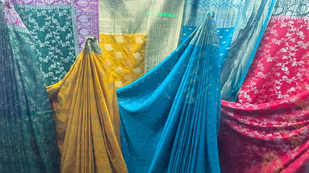 Varamahalaxmi Saree Fashion 2026: ವರಮಹಾಲಕ್ಷ್ಮೀ ಹಬ್ಬಕ್ಕೆ ಲಗ್ಗೆ ಇಟ್ಟ ಲೈಟ್‌ವೇಟ್ ರೇಷ್ಮೆ ಸೀರೆಗಳು - Image 3