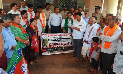 ಹವಾಮಾನ ಆಧಾರಿತ ಬೆಳೆ ವಿಮೆ ವಂಚನೆ ಖಂಡಿಸಿ ಶಿರಸಿಯಲ್ಲಿ ರಾಜ್ಯಪಾಲರಿಗೆ ಮನವಿ