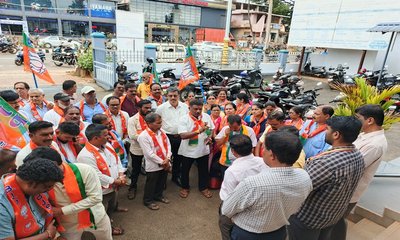 ರಸ್ತೆಯನ್ನು ಶೀಘ್ರವಾಗಿ ಸಂಚಾರ ಯೋಗ್ಯವನ್ನಾಗಿ ಮಾಡಲು ಆಗ್ರಹ