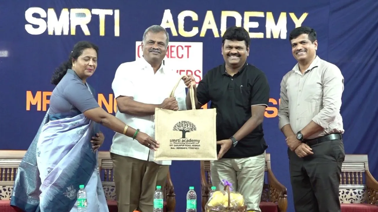 Smrti Academy: ಸ್ಮೃತಿ ಅಕಾಡೆಮಿ ಮಕ್ಕಳಿಗೆ ಸ್ಫೂರ್ತಿ ತುಂಬಿದ ಸಂಗಮೇಶ್‌ ಉಪಾಸೆ