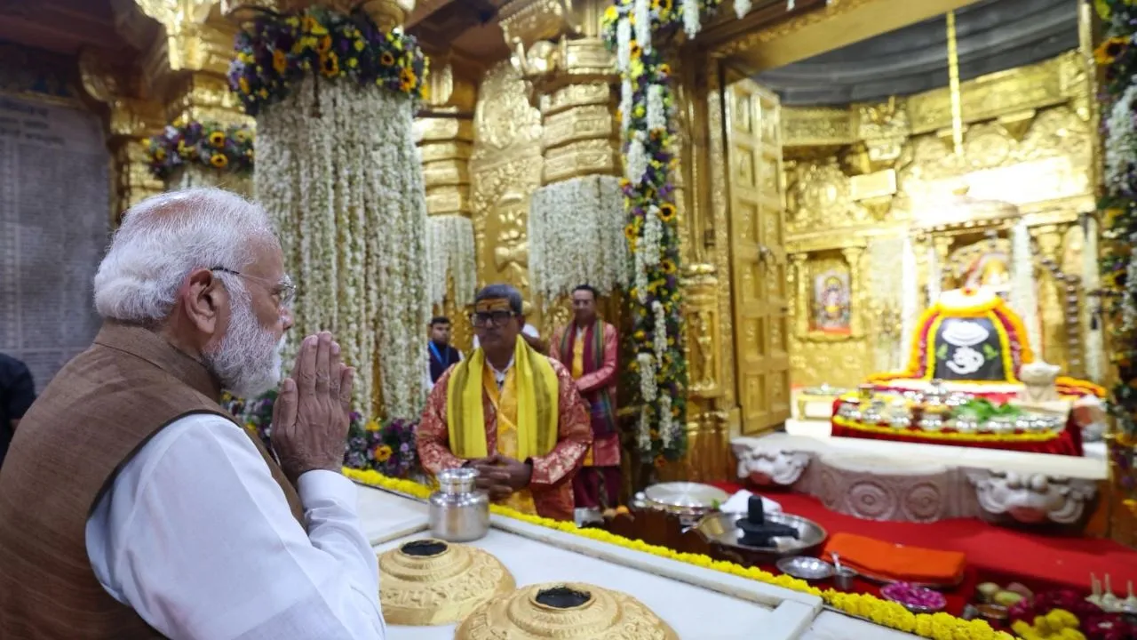 ಗುಜರಾತ್‌ನ ಸೋಮನಾಥ ದೇಗುಲದಲ್ಲಿ ನರೇಂದ್ರ ಮೋದಿ ವಿಶೇಷ ಪೂಜೆ; ಪೋಖ್ರಾನ್​ ಅಣ್ವಸ್ತ್ರ ಪರೀಕ್ಷೆ, ವಾಜಪೇಯಿ ಸ್ಮರಿಸಿದ ಪ್ರಧಾನಿ - Image 1