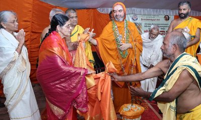 ನೆಮ್ಮದಿಗಾಗಿ ಬದುಕಿ, ಹಣಕ್ಕಾಗಿ ಅಲ್ಲ: ಶ್ರೀ ರಾಘವೇಶ್ವರ ಭಾರತೀ ಸ್ವಾಮೀಜಿ