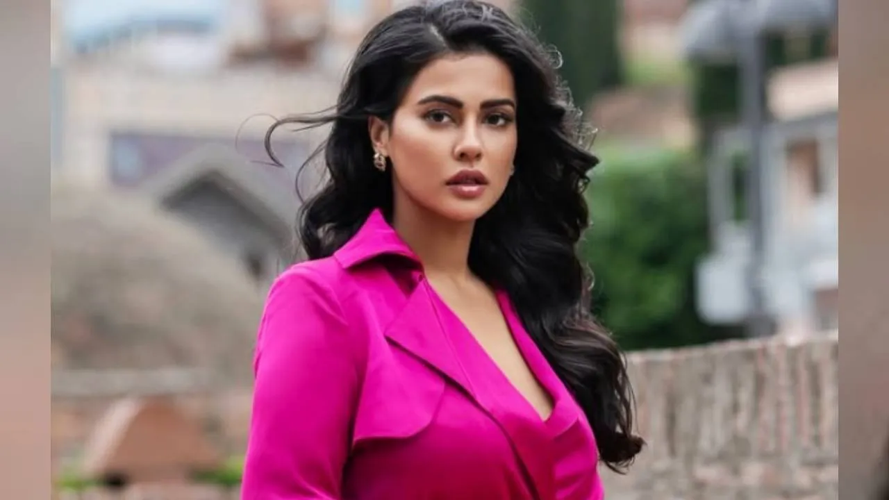Star Fashion 2025: ವೈಬ್ರೆಂಟ್‌ ಟ್ರೆಂಚ್‌ ಕೋಟ್‌ ಡ್ರೆಸ್‌ನಲ್ಲಿ ನಟಿ ಶರ್ಮಿಳಾ ಮಾಂಡ್ರೆಯ ಟ್ರಾವೆಲ್‌ ಫ್ಯಾಷನ್‌ - Image 5