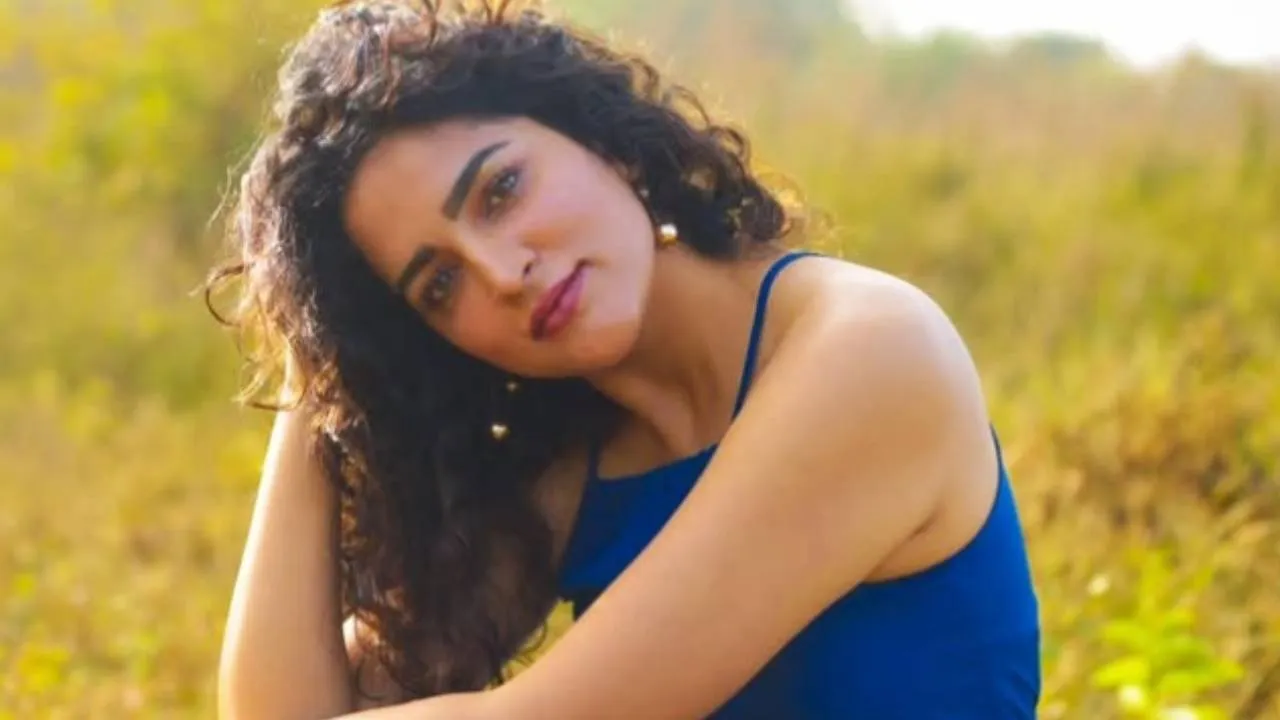 Star Fashion: ವೈಬ್ರೆಂಟ್‌ ನೀಲಿ ಕಲರ್‌ನ ಹಾಲ್ಟರ್‌ ನೆಕ್‌ ಫ್ಯಾಷನ್‌ವೇರ್‌ನಲ್ಲಿ ನಟಿ ಸುಕೃತಾ ವಾಗ್ಲೆ ನಯಾ ಲುಕ್‌! - Image 4