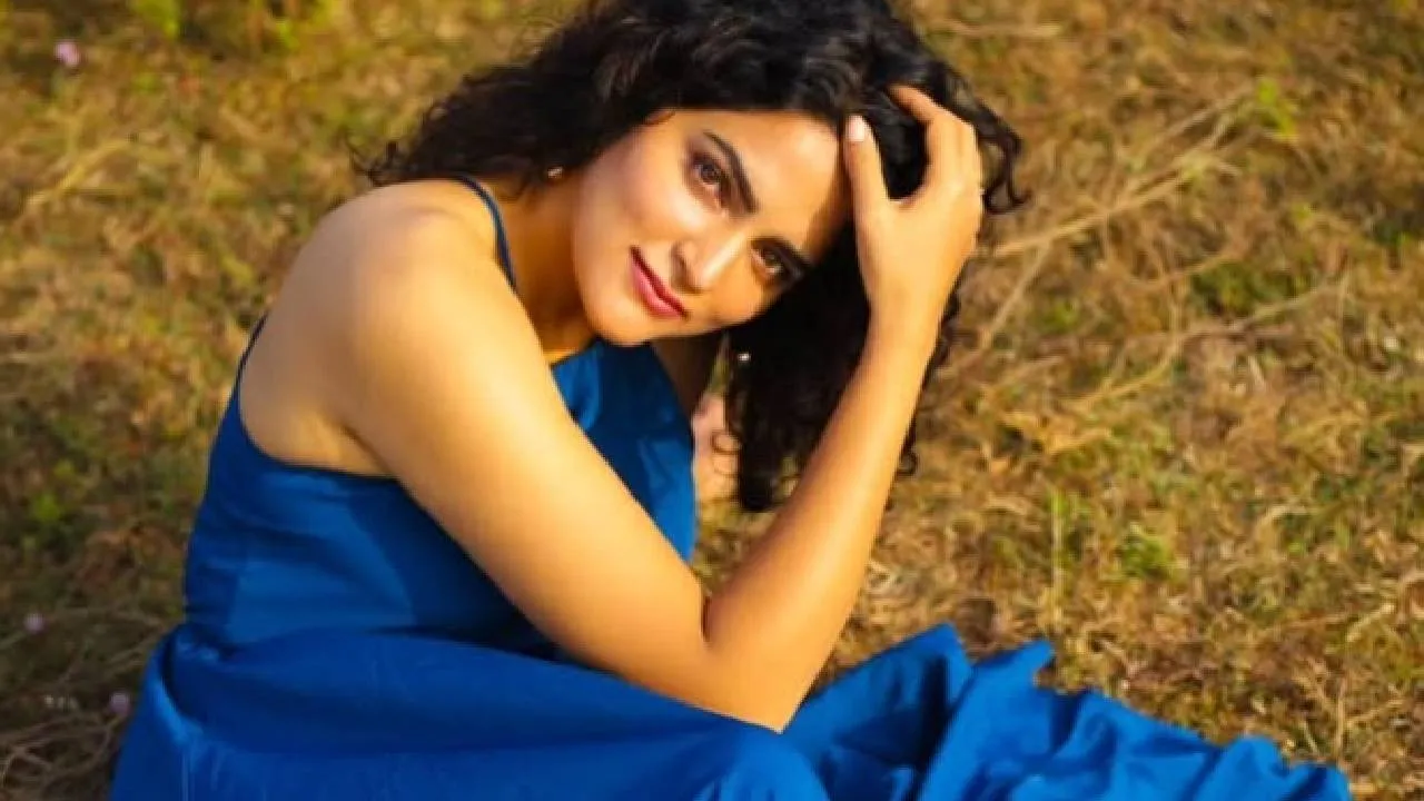 Star Fashion: ವೈಬ್ರೆಂಟ್‌ ನೀಲಿ ಕಲರ್‌ನ ಹಾಲ್ಟರ್‌ ನೆಕ್‌ ಫ್ಯಾಷನ್‌ವೇರ್‌ನಲ್ಲಿ ನಟಿ ಸುಕೃತಾ ವಾಗ್ಲೆ ನಯಾ ಲುಕ್‌! - Image 5