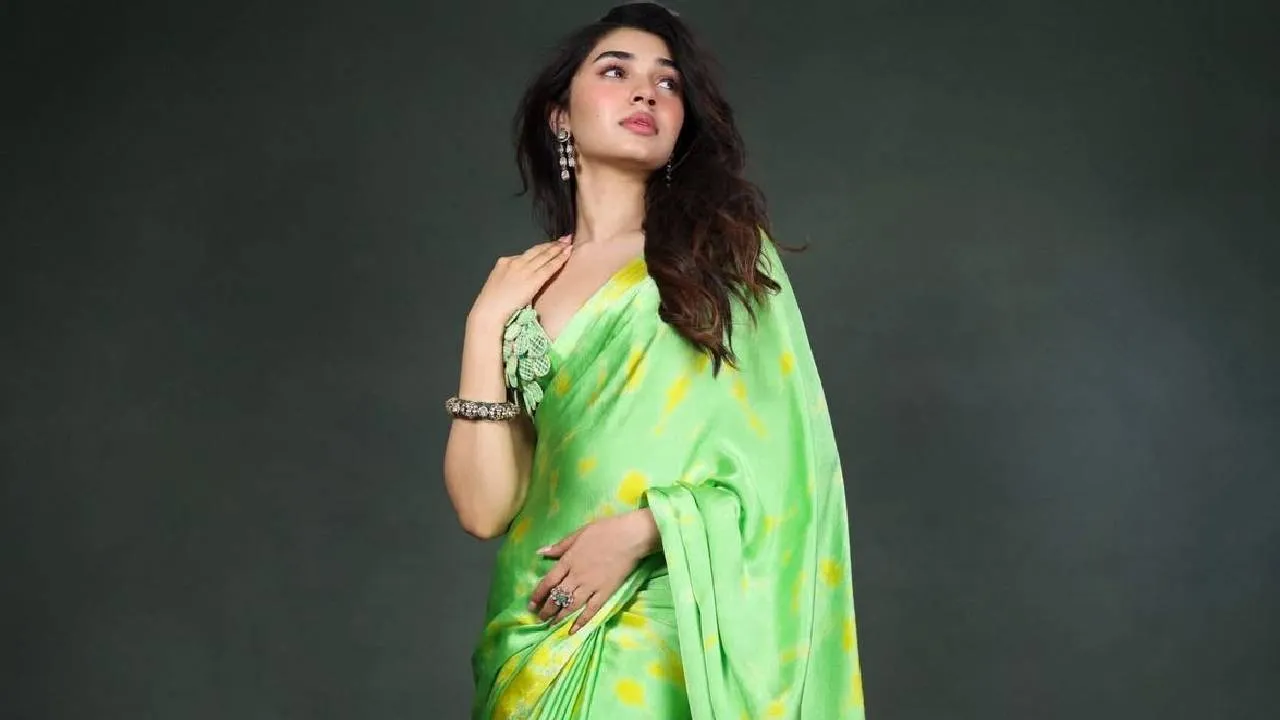 Star Fashion 2026: ಮನಸೂರೆಗೊಂಡ ಕೃತಿ ಶೆಟ್ಟಿ ಟೈ- ಡೈ ಸ್ಯಾಟೀನ್‌ ಸೀರೆ - Image 4