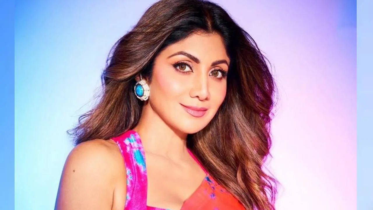 Star Saree Fashion 2025: ಬಾಲಿವುಡ್‌ ನಟಿ ಶಿಲ್ಪಾ ಶೆಟ್ಟಿಯ ದುಬಾರಿ ಸ್ಯಾಟಿನ್‌ ಸೀರೆ - Image 4