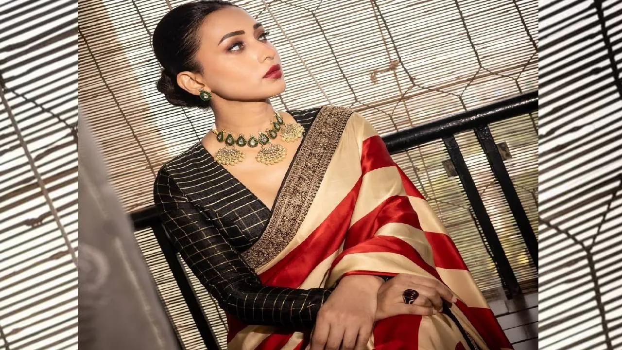 Saree Fashion 2026: ಸ್ಟ್ರೈಪ್ಸ್ ಸೀರೆಗೂ ಶುರುವಾಯ್ತು ಮಿಕ್ಸ್ ಮ್ಯಾಚ್‌ ಚೆಕ್ಸ್ ಬ್ಲೌಸ್‌ ಸ್ಟೈಲಿಂಗ್‌ - Image 5