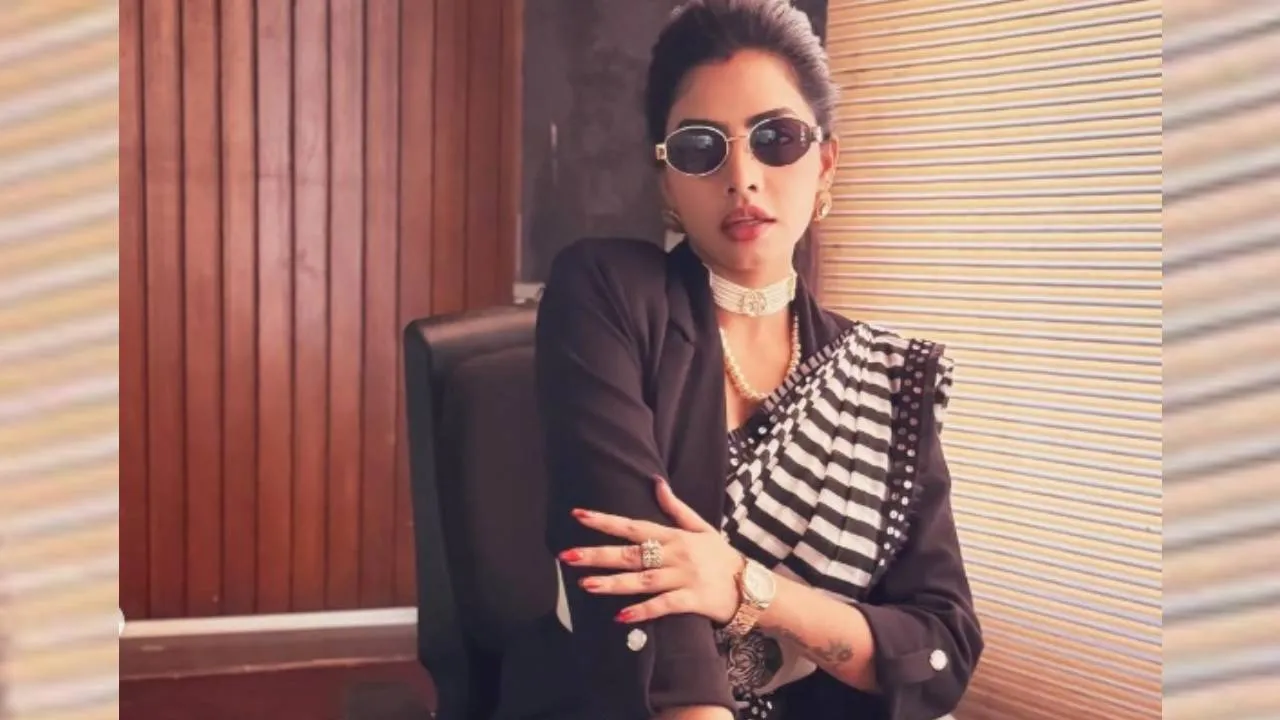 Saree Fashion 2026: ಸ್ಟ್ರೈಪ್ಸ್ ಸೀರೆ ಉಡಲು ಇಲ್ಲಿವೆ 3 ಸಿಂಪಲ್‌ ಸ್ಟೈಲಿಂಗ್‌ ಟಿಪ್ಸ್ - Image 3