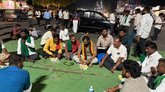 ಹೆದ್ದಾರಿ ಮೇಲೆಯೇ ಅನ್ನದಾತರ ಊಟ