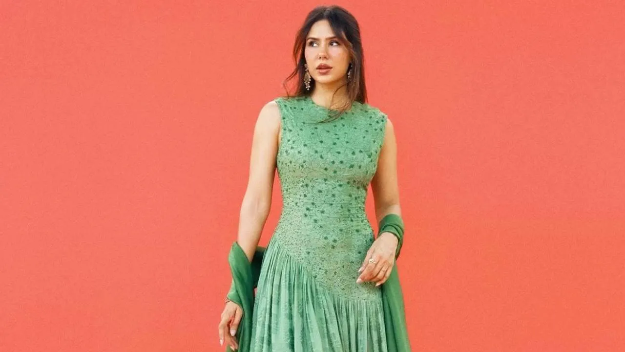 Summer Fashion 2026: ಸಮ್ಮರ್‌ ಕೂಲ್‌ ಸ್ಟೈಲಿಂಗ್‌ಗೆ ಇಂಡೋ-ವೆಸ್ಟರ್ನ್‌ ಲುಕ್‌ನ ಗೌನ್‌ ಸಾಥ್‌ - Image 5