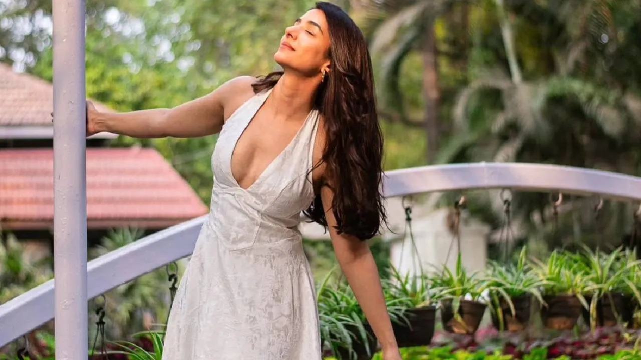 Summer Fashion 2026: ಸಮ್ಮರ್‌ನಲ್ಲಿ ಟ್ರೆಂಡಿಯಾದ 3 ಶ್ವೇತ ವರ್ಣದ ಫ್ರಾಕ್‌ಗಳಿವು - Image 4