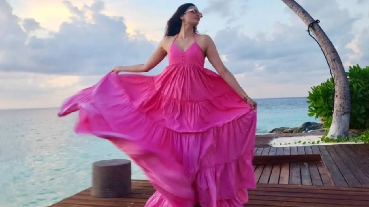 Summer Star Fashion 2026: ಟ್ರಾವೆಲ್‌ ಫ್ಯಾಷನ್‌ನಲ್ಲಿ ಟ್ರೆಂಡಿಯಾದ ಡೈಸಿ ಶಾ ಪಿಂಕ್‌ ಮ್ಯಾಕ್ಸಿ - Image 3