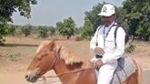 ಬೈಕ್‌ ಬದಲು ಕುದುರೆ ಏರಿದ ಶಿಕ್ಷಕ; ಇಲ್ಲಿದೆ ವಿಡಿಯೊ