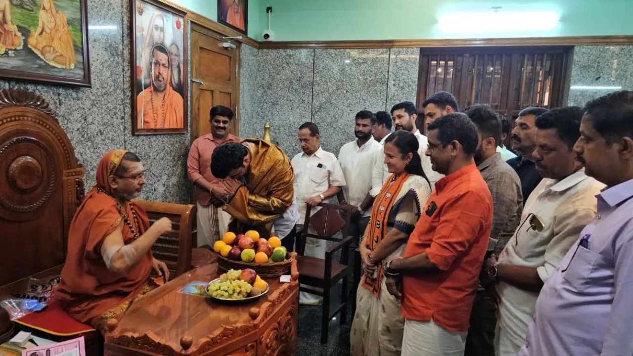 Kerala Assembly Polls 2026: ಗಡಿನಾಡು ಕಾಸರಗೋಡಿನಲ್ಲಿ ಬಿಜೆಪಿ ಸ್ಟಾರ್‌ ಪ್ರಚಾರಕ ತೇಜಸ್ವಿ ಸೂರ್ಯ ಅಬ್ಬರ; ಕನ್ನಡತಿ, ಎನ್‌ಡಿಎ ಅಭ್ಯರ್ಥಿ ಅಶ್ವಿನಿ ಪರ ಮತ ಯಾಚನೆ - Image 1