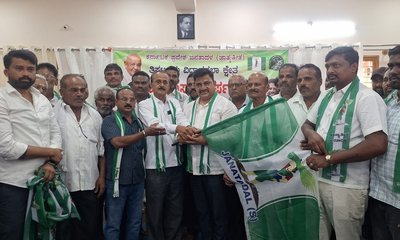 ತೆನೆ ಹೊತ್ತ ಮಹಿಳೆಯ ಕೈಹಿಡಿದ,ಕಾಂಗ್ರೆಸ್ ಕಾರ್ಯಕರ್ತರು