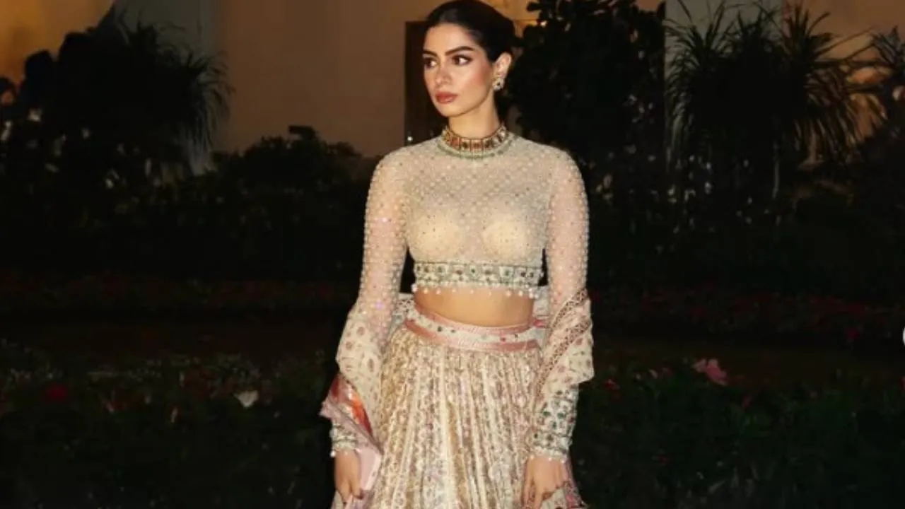 Star Fashion 2025: ಕಲಾತ್ಮಕ ಪಾರದರ್ಶಕ ಲೆಹೆಂಗಾದಲ್ಲಿ ಕಾಣಿಸಿಕೊಂಡ ಖುಷಿ ಕಪೂರ್‌ - Image 4
