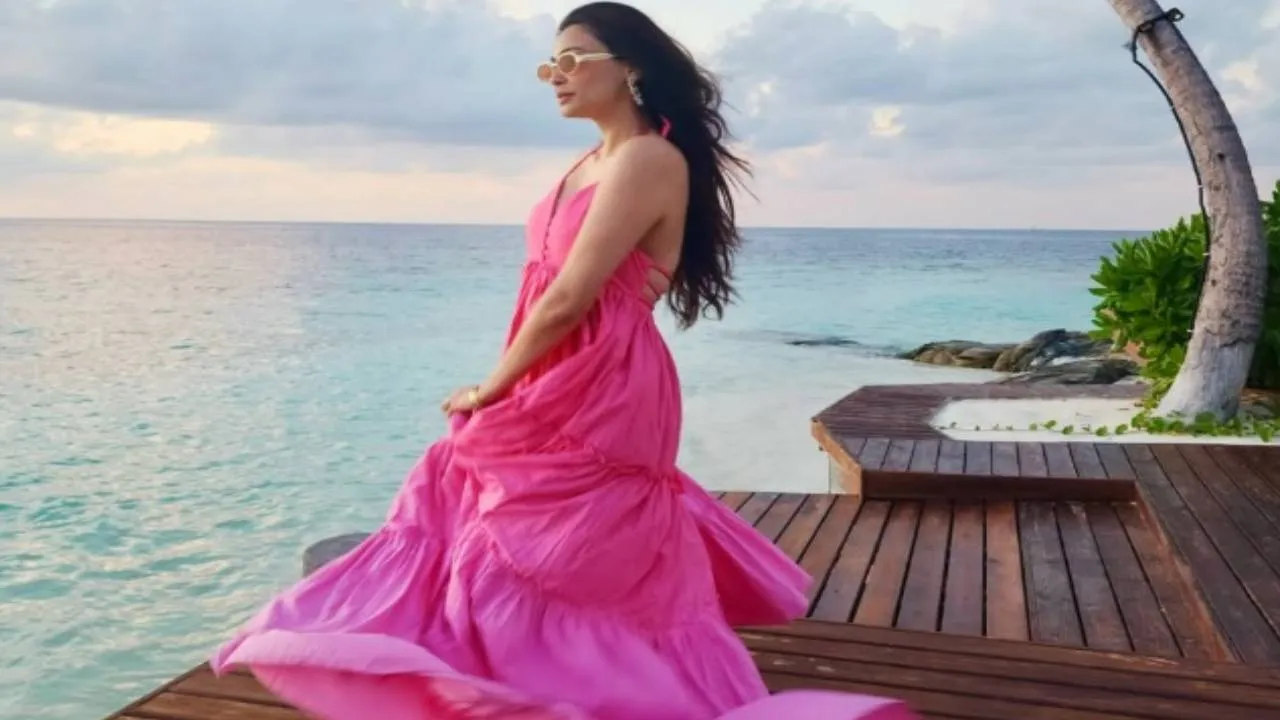 Summer Star Fashion 2026: ಟ್ರಾವೆಲ್‌ ಫ್ಯಾಷನ್‌ನಲ್ಲಿ ಟ್ರೆಂಡಿಯಾದ ಡೈಸಿ ಶಾ ಪಿಂಕ್‌ ಮ್ಯಾಕ್ಸಿ - Image 5