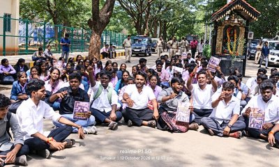 ತುಮಕೂರು ವಿವಿ ಆವರಣದಲ್ಲಿ ಹೆಲಿರೈಡ್‌ ವಿರೋಧಿಸಿ ಪ್ರತಿಭಟನೆ