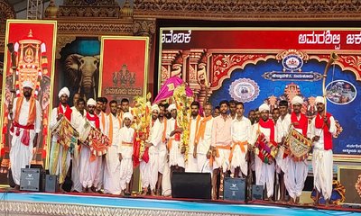 ತುಮಕೂರು ದಸರಾದಲ್ಲಿ ಕಾಡುಗೊಲ್ಲರ ವಿಶಿಷ್ಟ ‘ಅಲಗು ಕುಣಿತʼ ಪ್ರದರ್ಶನ