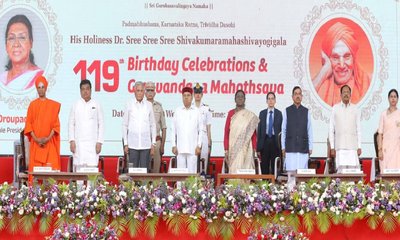 ವೇದಿಕೆಯಲ್ಲಿ ಸಿದ್ದಲಿಂಗ ಸ್ವಾಮೀಜಿಗೆ ಕೊನೆಯ ಆಸನ; ಭಕ್ತರ ಆಕ್ರೋಶ