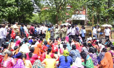 ಸೇವಾ ಭದ್ರತೆಗೆ ಆಗ್ರಹಿಸಿ ತುಮಕೂರಿನಲ್ಲಿ ಹೊರಗುತ್ತಿಗೆ ನೌಕರರ ಪ್ರತಿಭಟನೆ