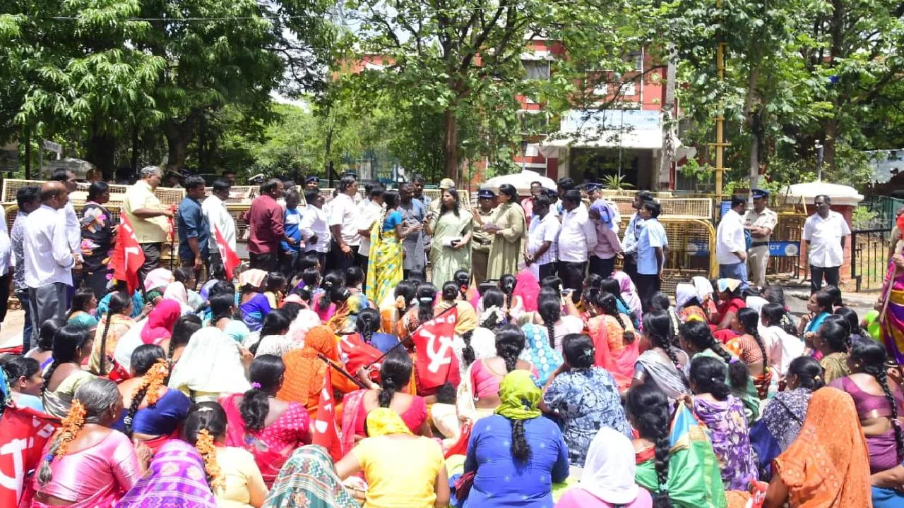 ಕನಿಷ್ಠ ವೇತನ, ಸೇವಾ ಭದ್ರತೆಗೆ ಆಗ್ರಹ; ತುಮಕೂರಿನಲ್ಲಿ ಹೊರಗುತ್ತಿಗೆ ನೌಕರರ ಪ್ರತಿಭಟನೆ