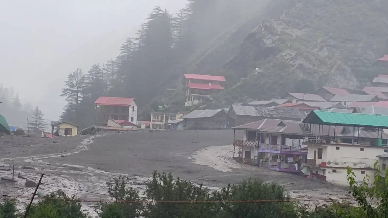 Twin Cloudbursts: ಉಕ್ಕೇರಿದ ಪ್ರವಾಹಕ್ಕೆ ಬದುಕು ಛಿದ್ರ ಛಿದ್ರ; ಉತ್ತರಕಾಶಿಯ ಅವಳಿ ಮೇಘಸ್ಫೋಟದ ದುರಂತ ಚಿತ್ರಣ - Image 1