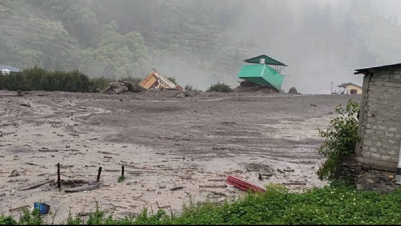 Twin Cloudbursts: ಉಕ್ಕೇರಿದ ಪ್ರವಾಹಕ್ಕೆ ಬದುಕು ಛಿದ್ರ ಛಿದ್ರ; ಉತ್ತರಕಾಶಿಯ ಅವಳಿ ಮೇಘಸ್ಫೋಟದ ದುರಂತ ಚಿತ್ರಣ - Image 2