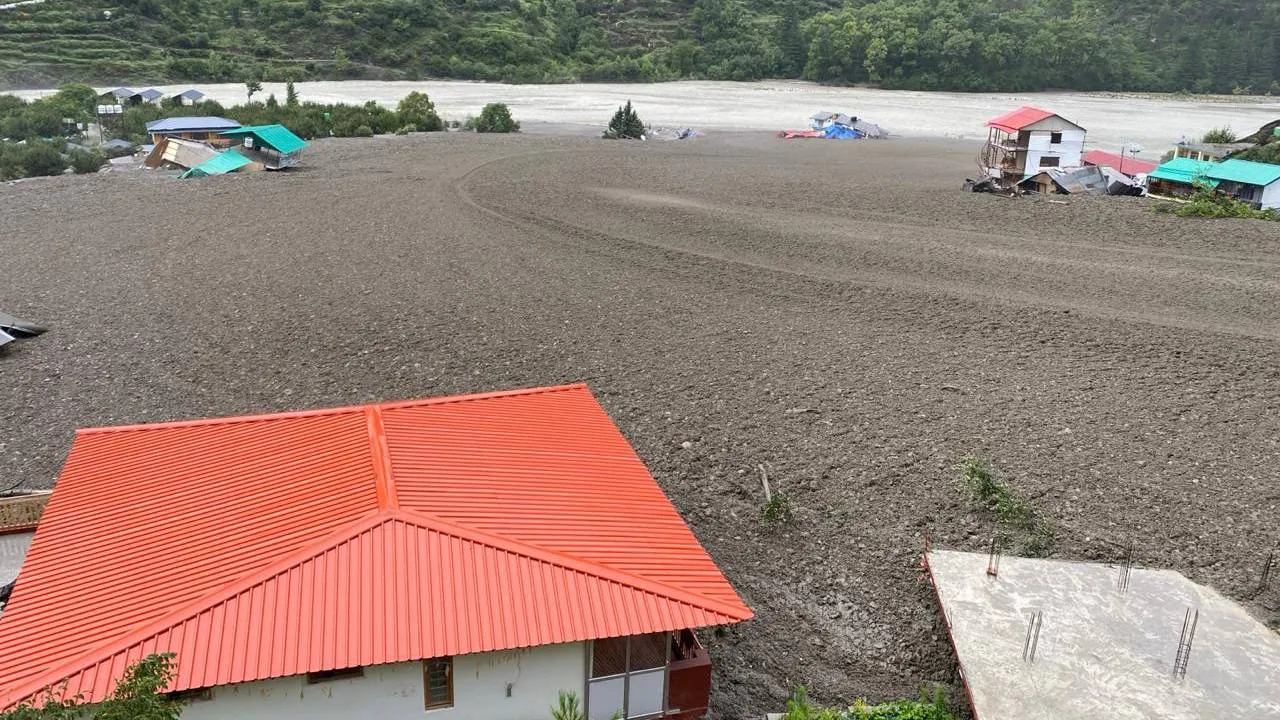 Twin Cloudbursts: ಉಕ್ಕೇರಿದ ಪ್ರವಾಹಕ್ಕೆ ಬದುಕು ಛಿದ್ರ ಛಿದ್ರ; ಉತ್ತರಕಾಶಿಯ ಅವಳಿ ಮೇಘಸ್ಫೋಟದ ದುರಂತ ಚಿತ್ರಣ - Image 4